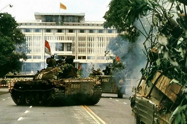 Xe tăng quân giải phóng tiến vào Dinh Độc Lập